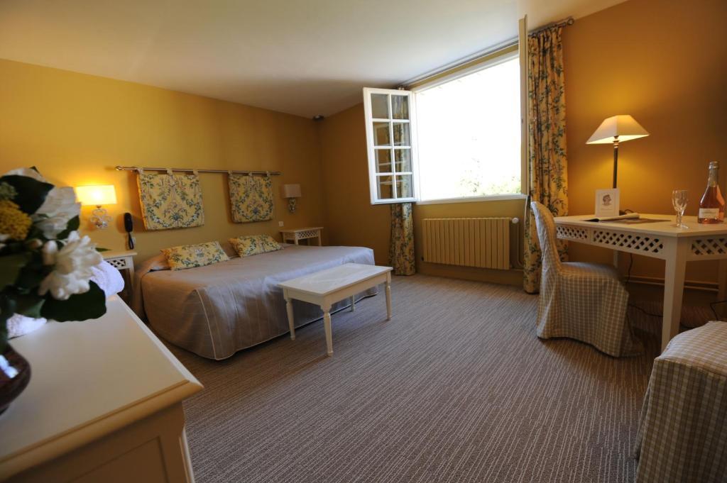 Hotel Spa Le Relais Du Bellay Монрёй-Беле Номер фото